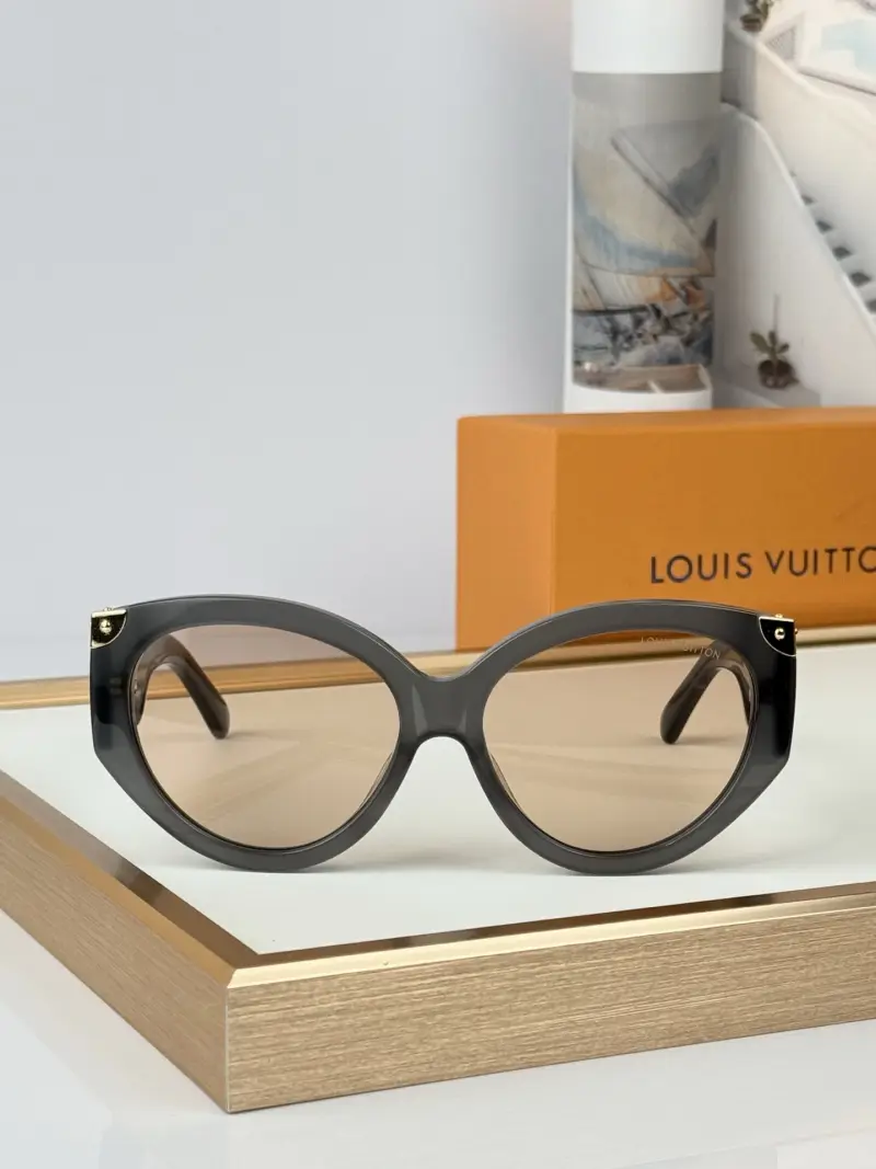 LOUIS VUITTON Z3339U cat-eye designer sunglasses colorway 01, catalogue view 1