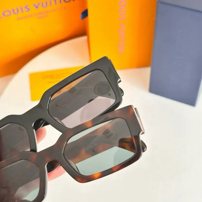 LOUIS VUITTON Z1910E designer sunglasses colorway 04, catalogue view 1