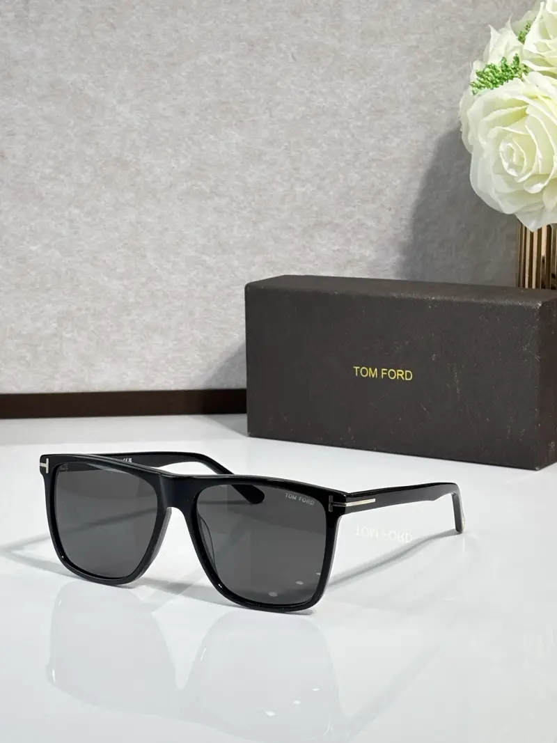 TOM FORD FT0832 designer sunglasses colorway 03, catalogue view 1