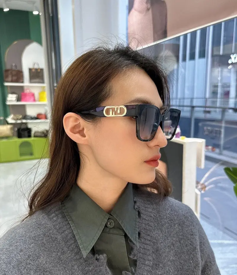 FENDI FE40063I designer sunglasses colorway 01, catalogue view 1