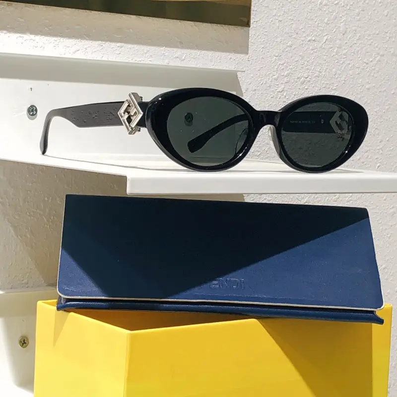 FENDI FE40140U designer sunglasses colorway 01, catalogue view 1