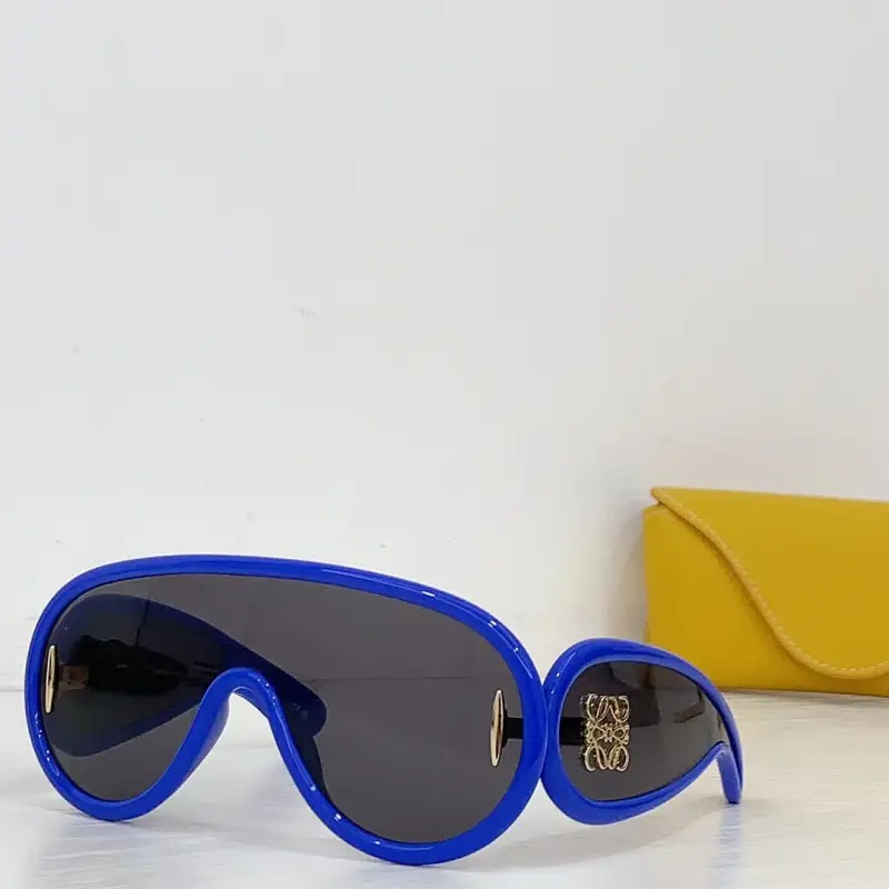 LOEWE LW40108I wraparound designer sunglasses colorway 01
