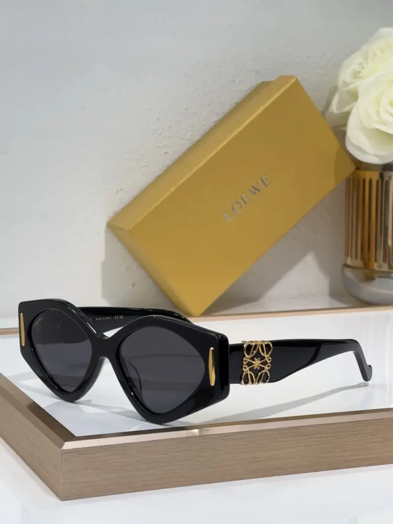LOEWE LW5135S designer sunglasses colorway 01, catalogue view 1