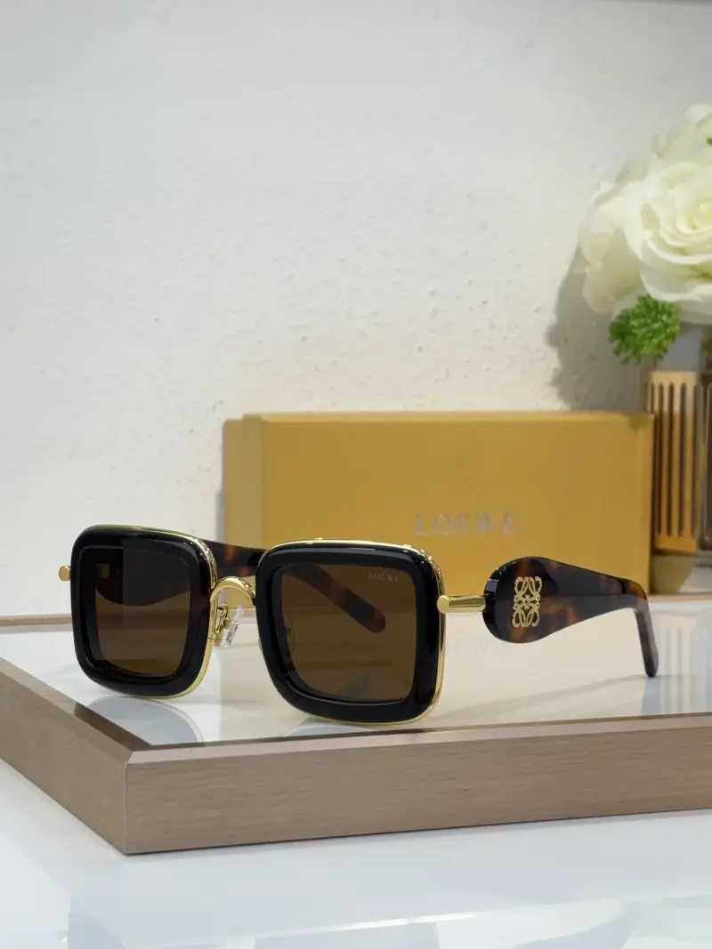 LOEWE LW40150U designer sunglasses colorway 02, catalogue view 1