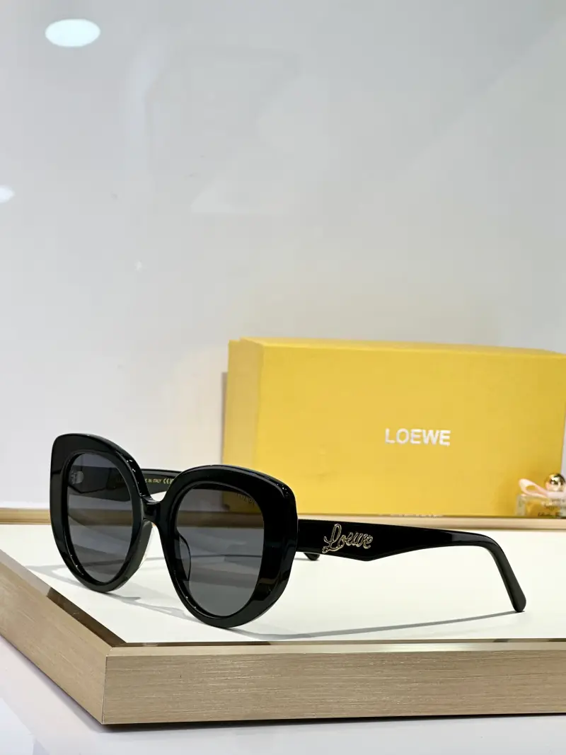 LOEWE LW401001 designer sunglasses colorway 02, catalogue view 1