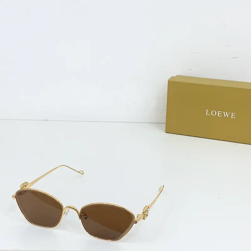 LOEWE LW40115U designer sunglasses colorway 06, catalogue view 1