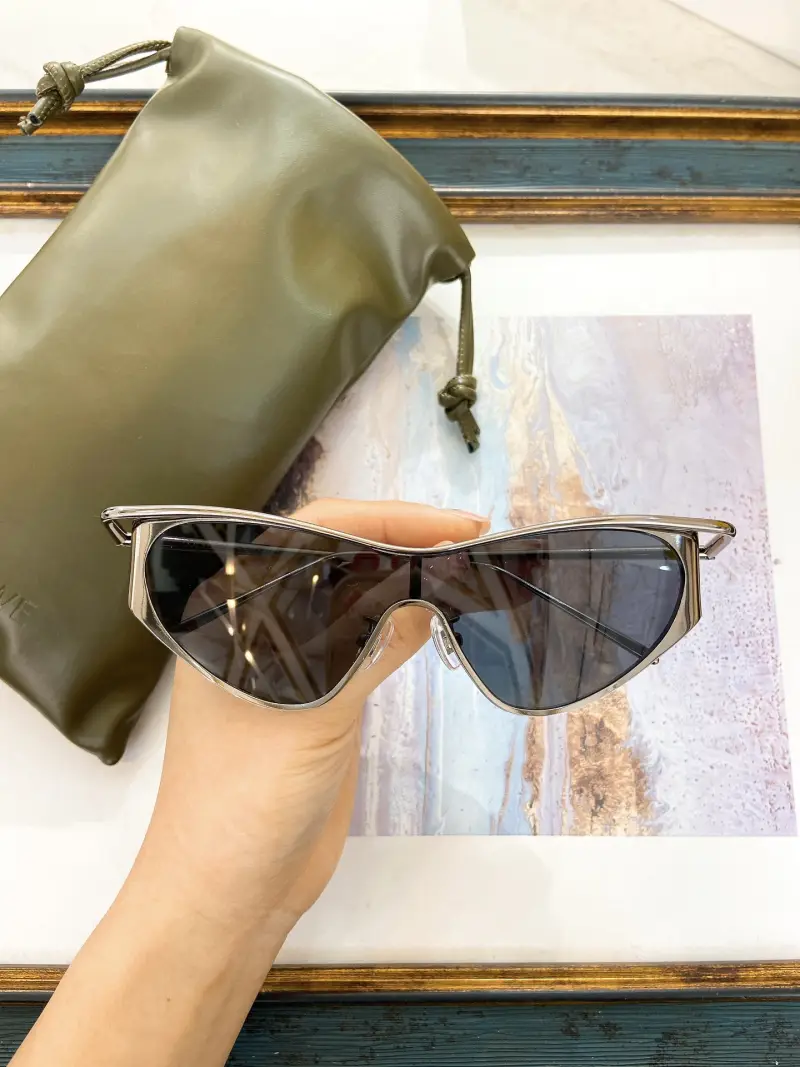 LOEWE LW40165U designer sunglasses colorway 04, catalogue view 1