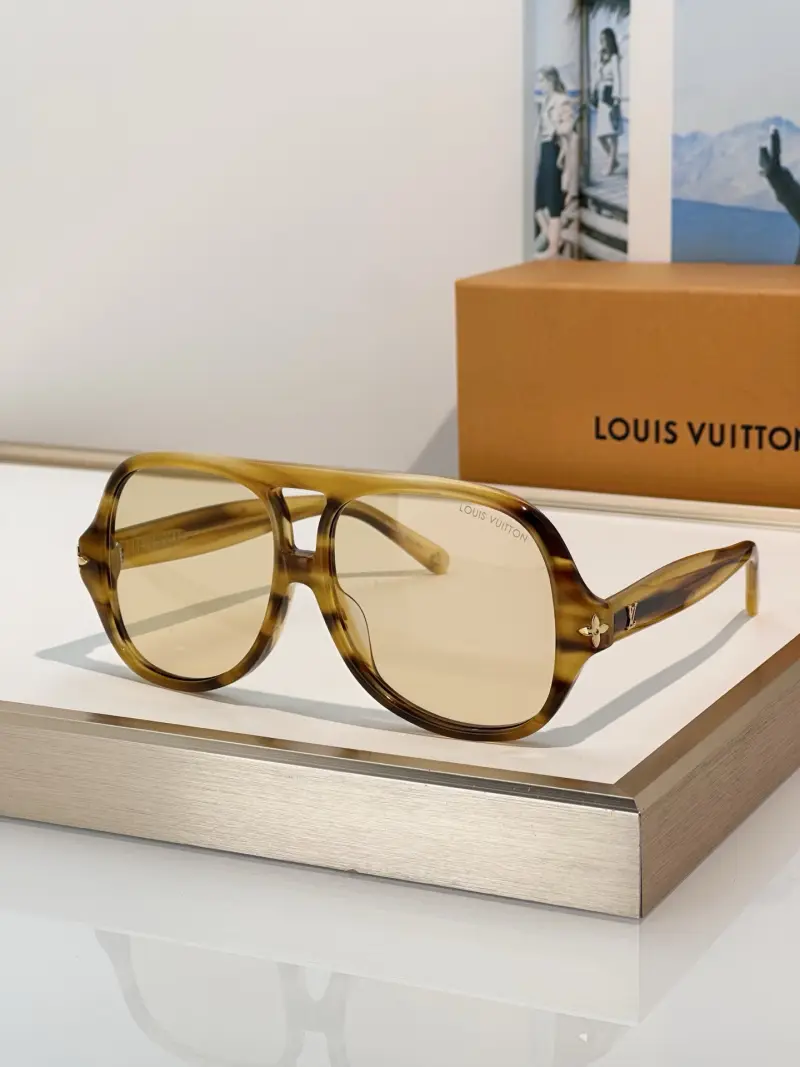 LOUIS VUITTON Z3476U square designer sunglasses colorway 02, catalogue view 1