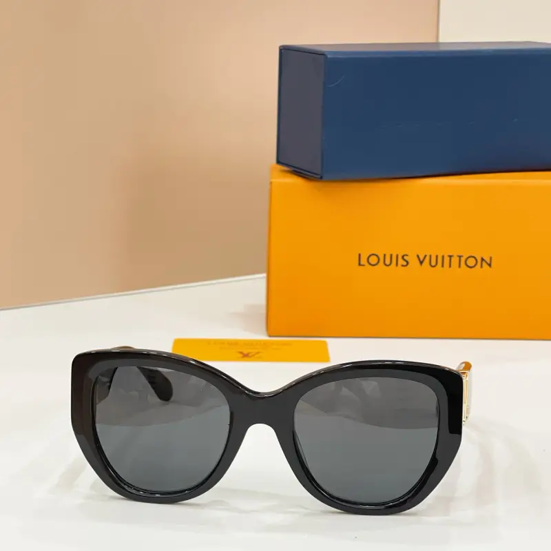 LOUIS VUITTON Z1733W square designer sunglasses colorway 02, catalogue view 1