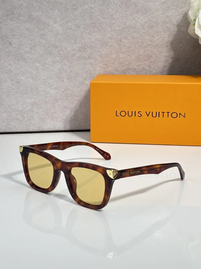 LOUIS VUITTON Z3231U Z3260U cat-eye designer sunglasses colorway 03, catalogue view 1