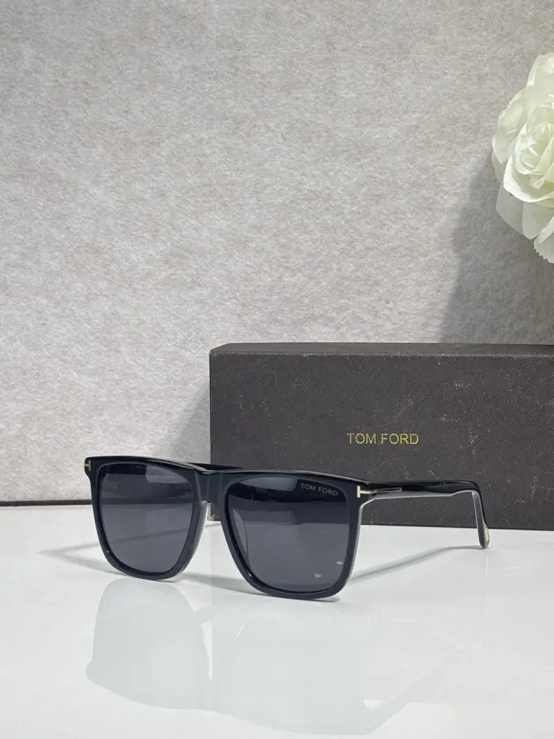 TOM FORD FT0832 square designer sunglasses colorway 01, catalogue view 1