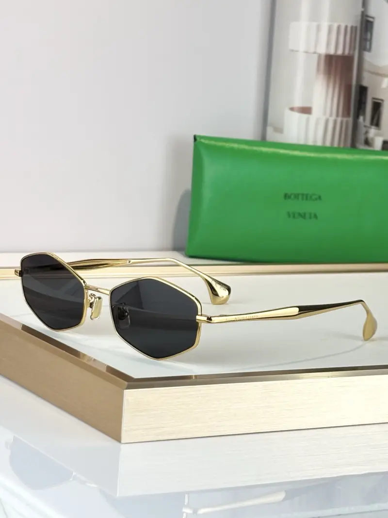 BOTTEGA VENETA BV40070U rimless designer sunglasses colorway 01, catalogue view 1
